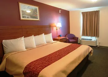 Red Roof Inn & Suites Dickinson hotel thumbnail 7