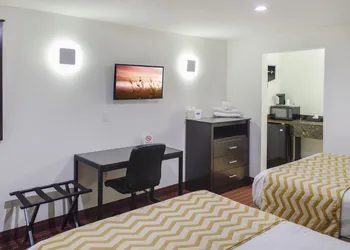 Travelodge by Wyndham Manhasset hotel thumbnail 6
