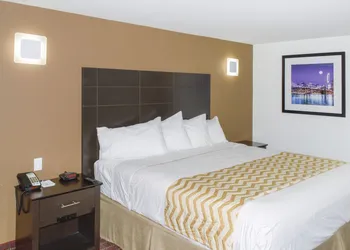 Travelodge by Wyndham Manhasset hotel thumbnail 7