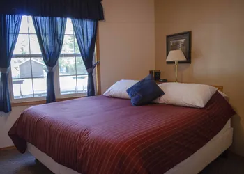 Crandell Mountain Lodge hotel thumbnail 2