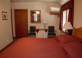Crandell Mountain Lodge hotel thumbnail 5
