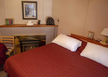 Crandell Mountain Lodge hotel thumbnail 8