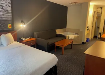 Super 8 by Wyndham Sainte Agathe Des Monts hotel thumbnail 7