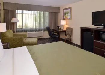 Quality Inn & Suites Montebello - Los Angeles hotel thumbnail 5