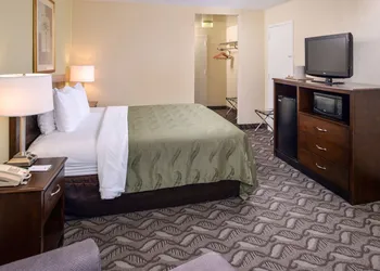Quality Inn & Suites Montebello - Los Angeles hotel thumbnail 8