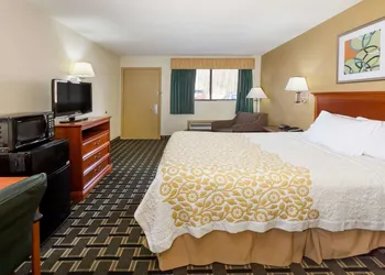 Days Inn by Wyndham Kent - Akron hotel thumbnail 3