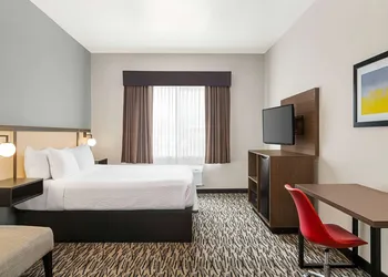 Ramada by Wyndham Marina hotel thumbnail 6