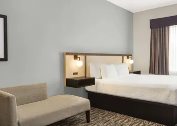 Ramada by Wyndham Marina hotel thumbnail 7