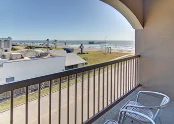 Spark by Hilton Galveston hotel thumbnail 3