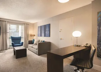 Hilton Chicago/Magnificent Mile Suites hotel thumbnail 4