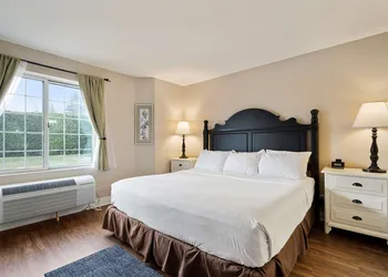 Charlevoix Inn & Suites SureStay Collection by Best Western hotel thumbnail 8