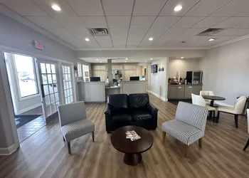 Days Inn by Wyndham Adel I-75 hotel thumbnail 2