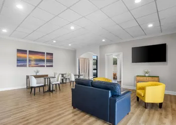 Days Inn by Wyndham Adel I-75 hotel thumbnail 3