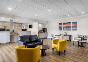 Days Inn by Wyndham Adel I-75 hotel thumbnail 5