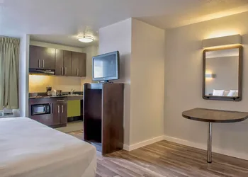 Studio 6 San Antonio, TX - Airport hotel thumbnail 4