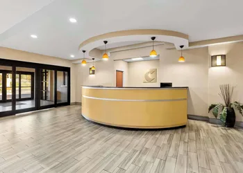 Comfort Suites hotel thumbnail 3