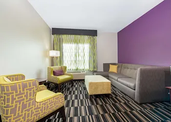La Quinta Inn & Suites by Wyndham Bridge City hotel thumbnail 2