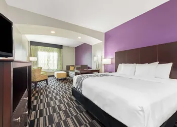 La Quinta Inn & Suites by Wyndham Bridge City hotel thumbnail 3
