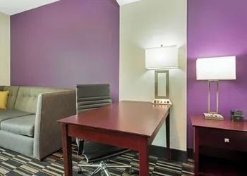 La Quinta Inn & Suites by Wyndham Bridge City hotel thumbnail 4