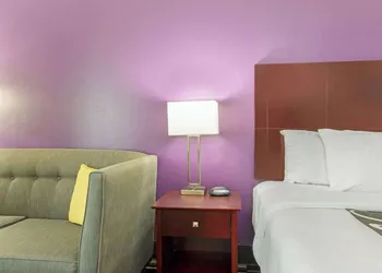 La Quinta Inn & Suites by Wyndham Bridge City hotel thumbnail 5