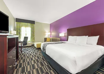 La Quinta Inn & Suites by Wyndham Bridge City hotel thumbnail 6