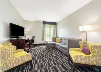 La Quinta Inn & Suites by Wyndham Bridge City hotel thumbnail 8