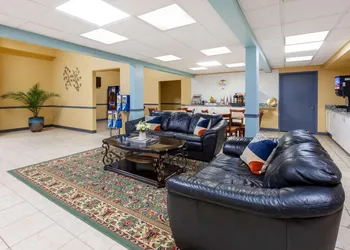 Super 8 by Wyndham Newcomerstown hotel thumbnail 4