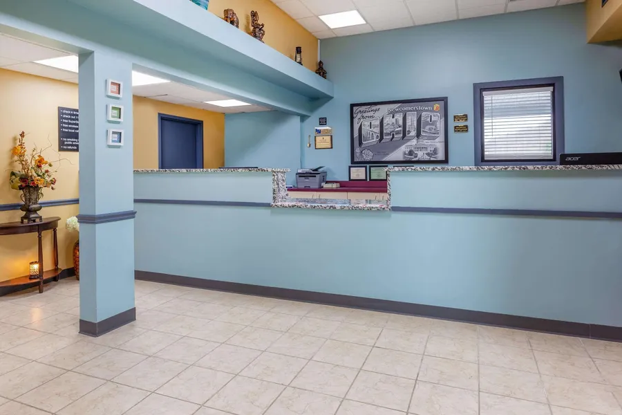 Super 8 by Wyndham Newcomerstown hotel detail image 6