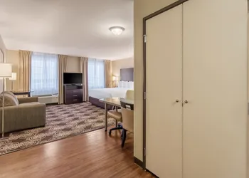 Landmark Suites hotel thumbnail 6
