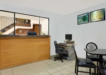Super 8 by Wyndham Waynesboro hotel thumbnail 3