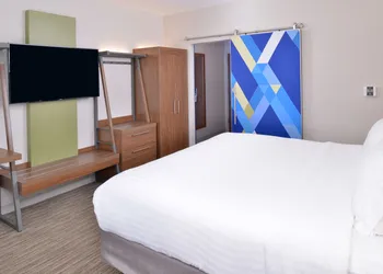 Holiday Inn Express & Suites Madison by IHG hotel thumbnail 5