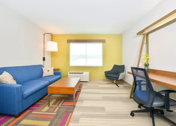 Holiday Inn Express & Suites Salem by IHG hotel thumbnail 3