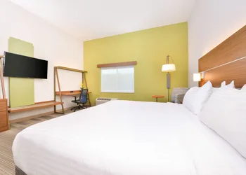 Holiday Inn Express & Suites Salem by IHG hotel thumbnail 4