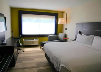 Holiday Inn Express & Suites Oswego by IHG hotel thumbnail 2
