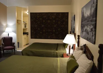Red Bud Lodge hotel thumbnail 2