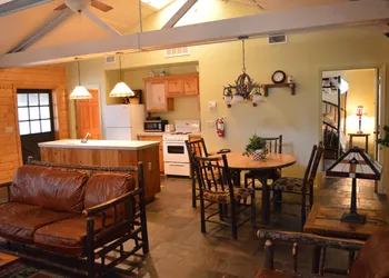 Red Bud Lodge hotel thumbnail 6