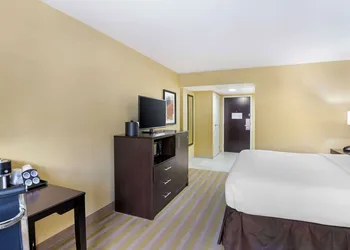Best Western Plus Thornburg Inn & Suites hotel thumbnail 8
