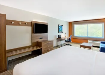 Holiday Inn Express & Suites New Castle by IHG hotel thumbnail 2