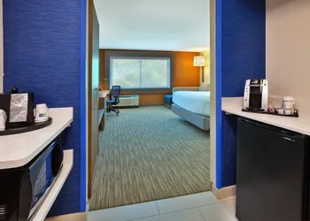 Holiday Inn Express & Suites New Castle by IHG hotel thumbnail 4
