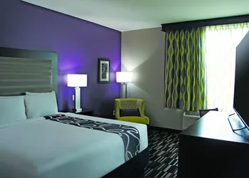 La Quinta Inn & Suites by Wyndham McAllen Convention Center hotel thumbnail 4
