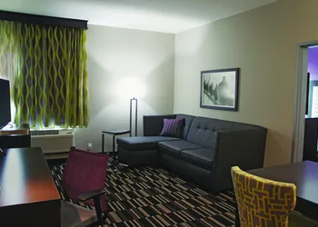 La Quinta Inn & Suites by Wyndham McAllen Convention Center hotel thumbnail 5