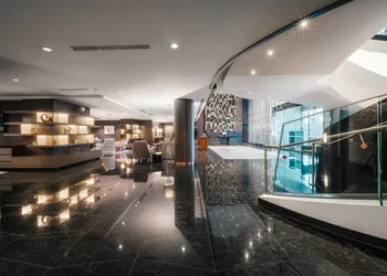 Paradox Vancouver hotel thumbnail 2