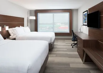 Holiday Inn Express & Suites Kingdom City by IHG hotel thumbnail 3