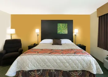 Super 8 by Wyndham Perry IA hotel thumbnail 5