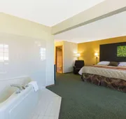 Super 8 by Wyndham Perry IA hotel detail image 7
