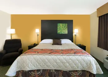 Super 8 by Wyndham Perry IA hotel thumbnail 5