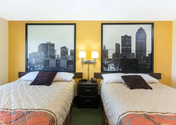 Super 8 by Wyndham Perry IA hotel thumbnail 6