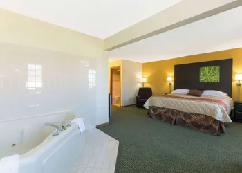 Super 8 by Wyndham Perry IA hotel thumbnail 7