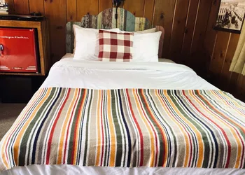 Foot of the Mountain Motel hotel thumbnail 8