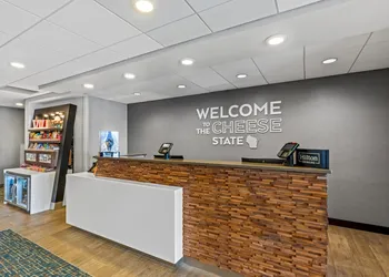 Hampton Inn Fond du Lac hotel thumbnail 3